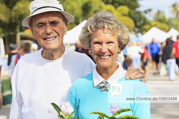 Lächelndes älteres Paar auf einem Markt im Freien
