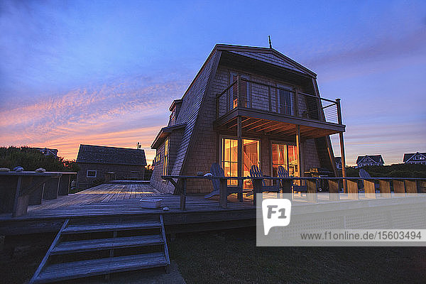 Ferienhaus bei Sonnenuntergang auf Block Island  Rhode Island  USA