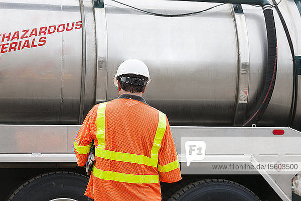 Umwelttechniker mit Tankwagen bei der Beseitigung von Sondermüll