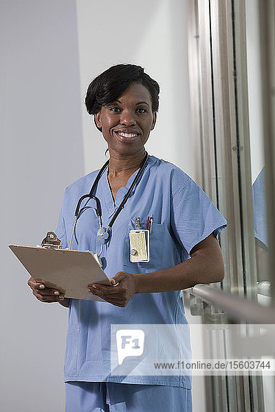 Porträt einer Krankenschwester  die ein Klemmbrett hält