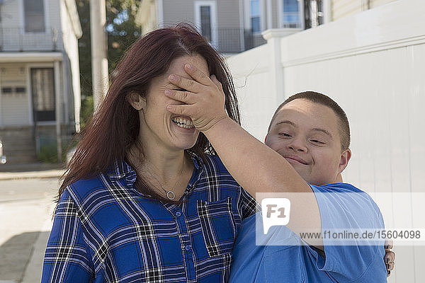 Teenager mit Down-Syndrom mit seinem Freund