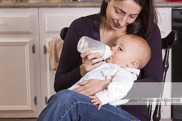 Mutter füttert ihren Sohn mit der Flasche