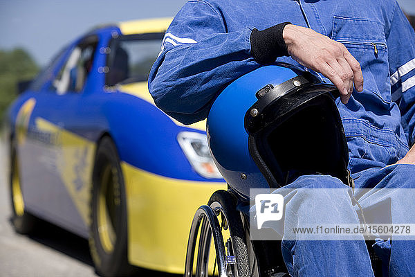 Behinderter Rennfahrer  Mittelteil  Auto im Hintergrund