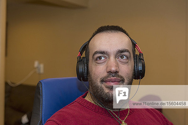 Mann mit Sehbehinderung hört seinem Computer zu