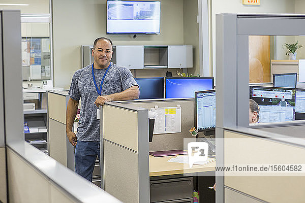 Porträt eines Ingenieurs  der im Kundendienstzentrum eines Elektrizitätswerks steht
