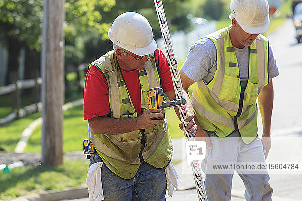 Construction supervisor using electronic surveying rod