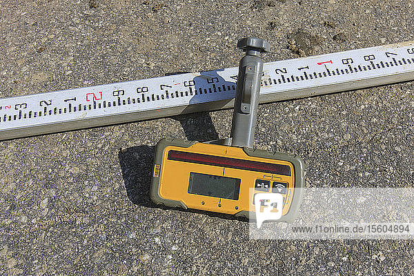 Electronic surveying rod for construction project