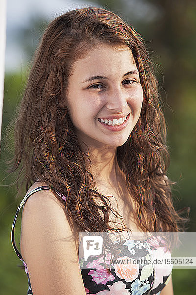 Porträt eines lächelnden Mädchens im Teenageralter