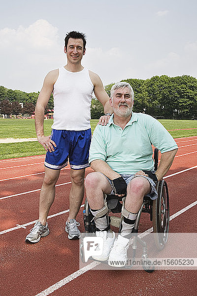 Porträt eines älteren Mannes mit Muskeldystrophie und eines Läufers