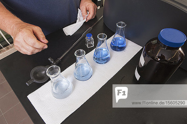 Flaschen mit Indigolösung und ozonisiertem Wasser in einer Wasseraufbereitungsanlage