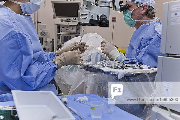 Chirurgische Technikerin übergibt Antibiotikum an Arzt