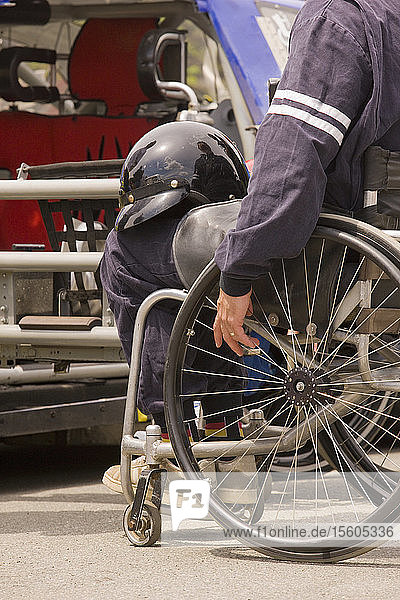 Behinderter Mann sitzt im Rollstuhl