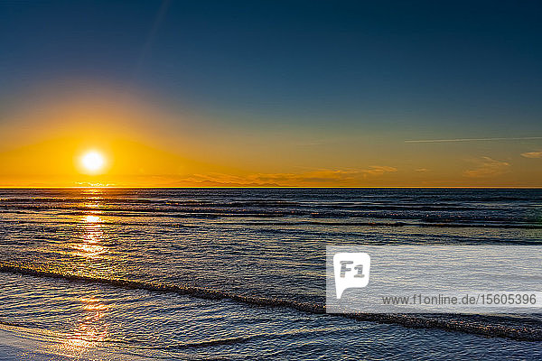 Goldener Sonnenuntergang über dem Pazifischen Ozean  von der Nordküste aus gesehen; Neuseeland