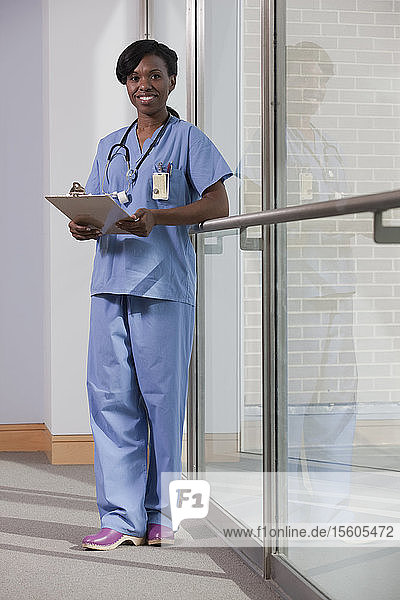Porträt einer Krankenschwester  die ein Klemmbrett hält