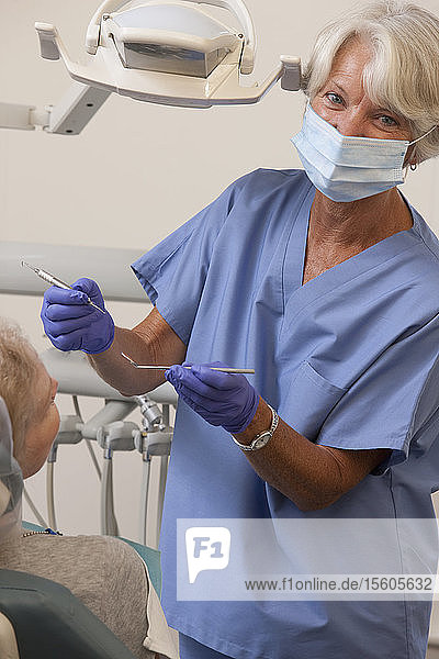 Zahnärztin bei der Untersuchung ihres Patienten