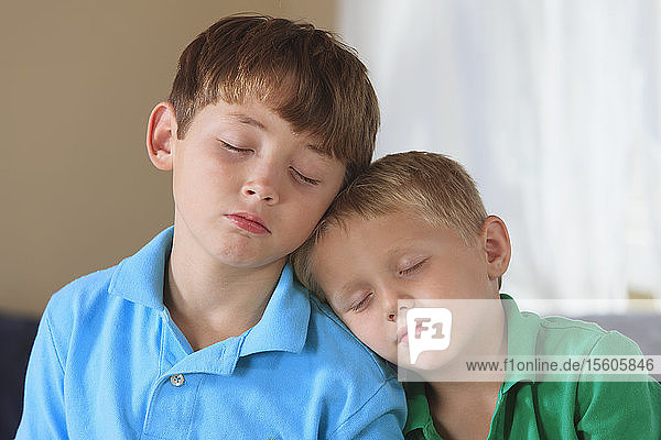 Hörgeschädigte Jungen schlafen auf ihrer Couch