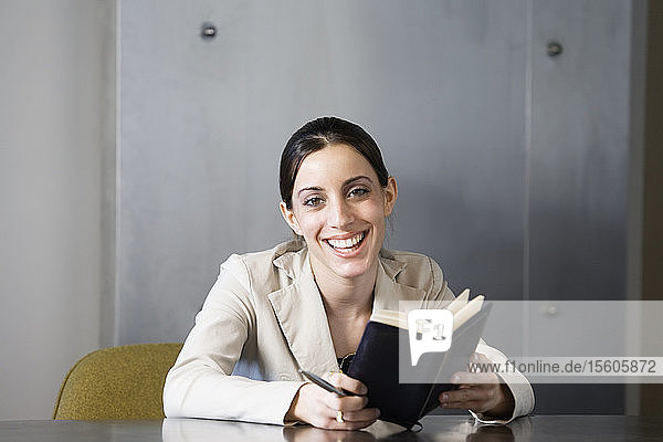 Porträt einer lächelnden Geschäftsfrau.
