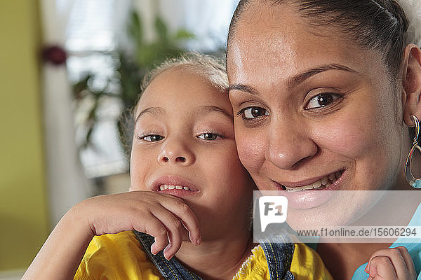 Mutter und kleine Tochter mit zerebraler Kinderlähmung