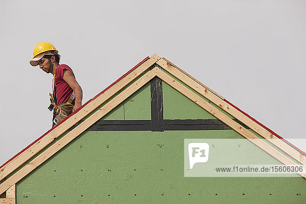 Ein spanischer Zimmermann arbeitet auf dem Dach eines im Bau befindlichen Hauses