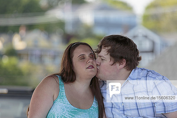 Blinder Mann küsst seine blinde Verlobte