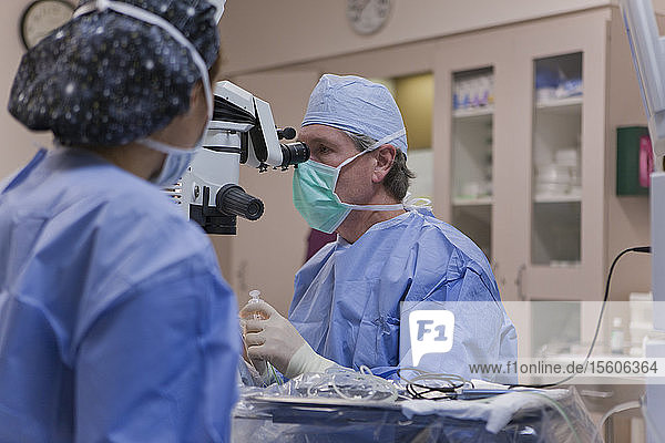 Arzt verwendet Simcoe  um bei Kataraktoperationen Flüssigkeit aus dem Auge zu entfernen