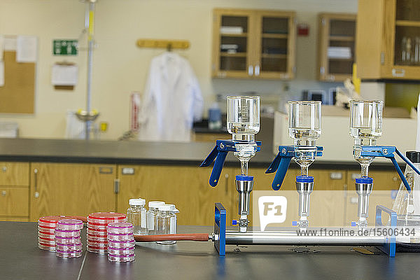 Filtergeräte und Petrischalen in einem Labor