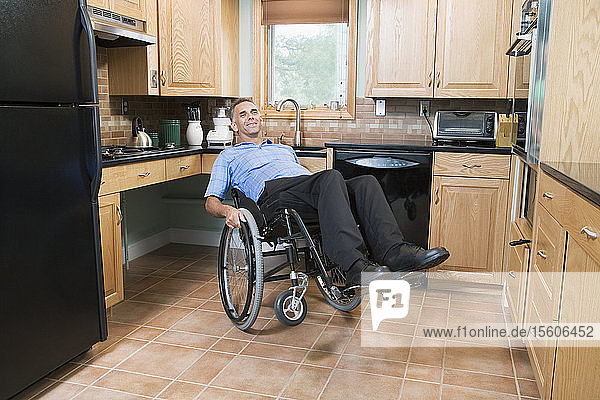 Älterer Mann sitzt im Rollstuhl und lächelt