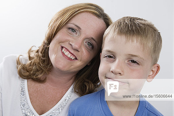 Porträt einer lächelnden Frau mit ihrem Sohn.