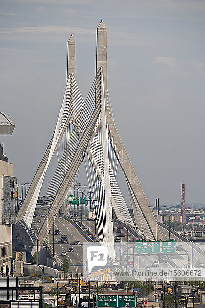 Verkehr auf einer Hängebrücke  Leonard P. Zakim Bunker Hill Bridge  Interstate 93  Boston  Massachusetts  USA