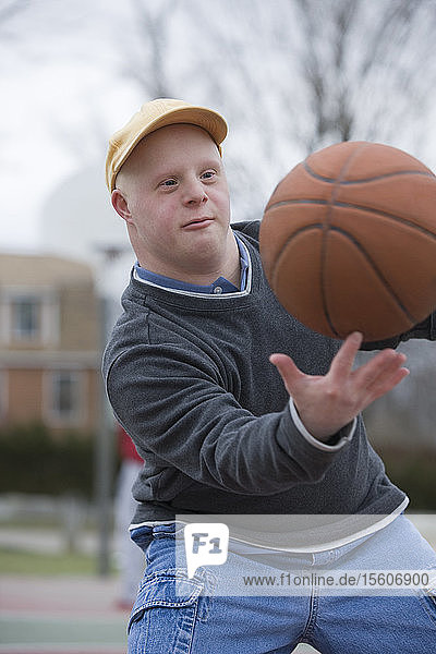 Mann mit Down-Syndrom lässt Basketball auf seinem Finger kreisen