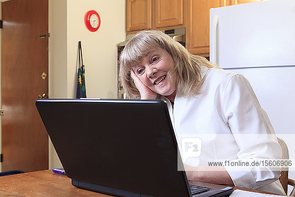 Frau mit bipolarer Störung arbeitet von zu Hause aus an ihrem Laptop