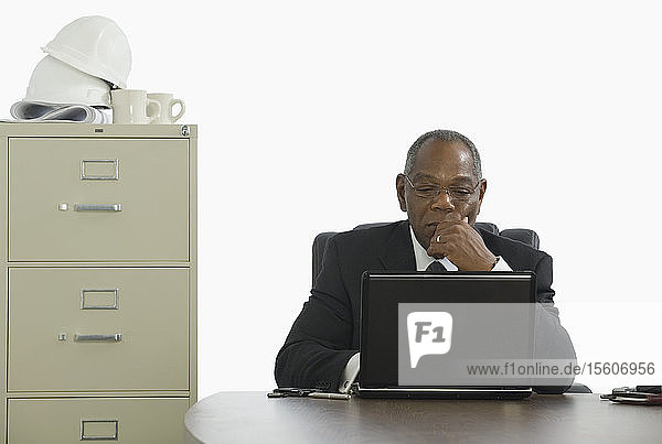 Geschäftsmann arbeitet an einem Laptop in einem Büro