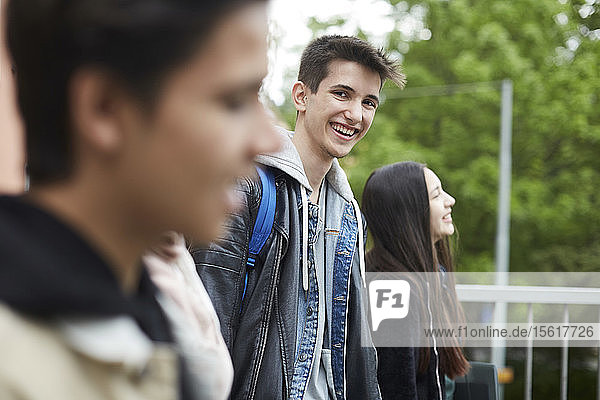 Lächelnder Teenager sieht Freund beim Stadtbummel an