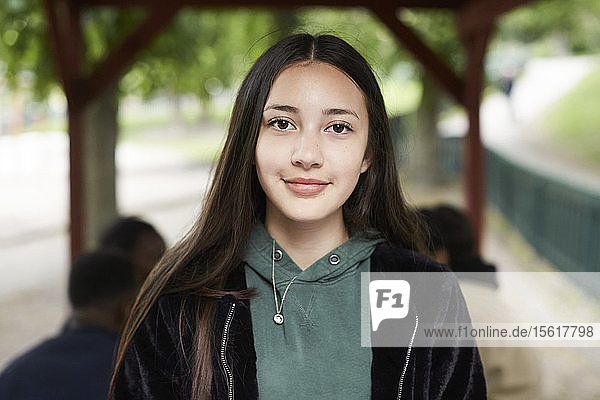 Porträt einer selbstbewussten weiblichen Teenagerin im Park