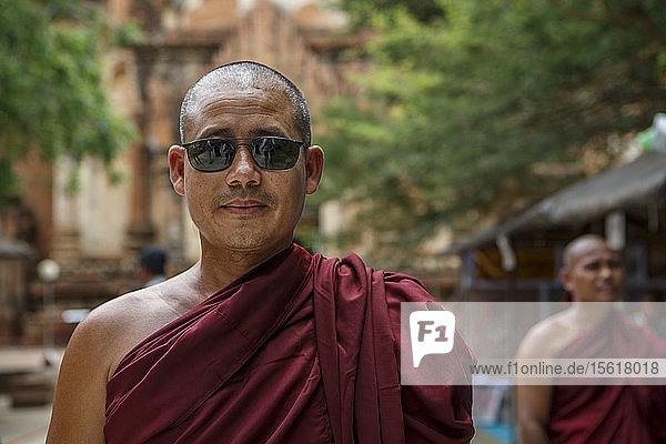 Kopf-Schulter-Porträt eines buddhistischen Mönchs mit Sonnenbrille  Bagan  Mandalay  Myanmar