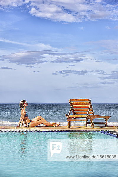 Frau beim Sonnenbaden an einem Pool in Nilaveli. Sri Lanka