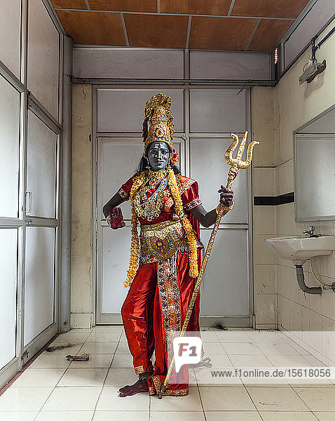 Ein Schauspieler verkleidet sich als Hindu-Gott während eines religiösen Festes in Kottayam  Kerala  Indien.