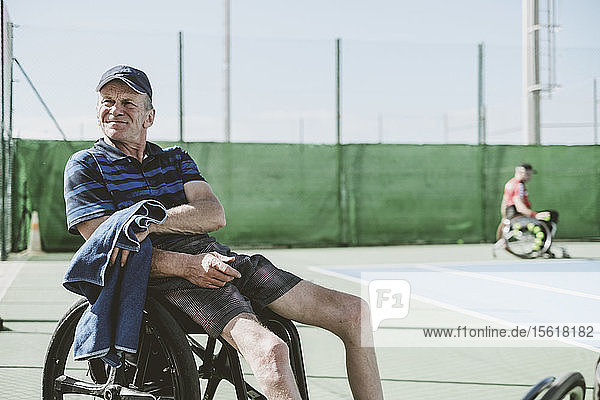 Österreichischer paralympischer Tennisspieler ruht sich auf dem Tennisplatz aus