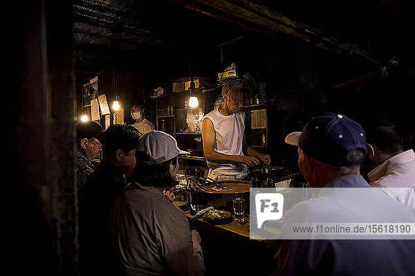 Kunden  die in einem kleinen Markt auf Lebensmittel warten  Tokio  Tokio  Japan