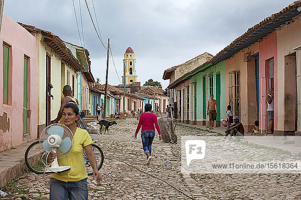 Menschen gehen in den Straßen von Trinidad  Kuba