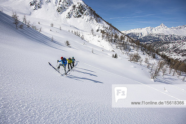 Gruppe von Personen beim Skilanglauf in den Schweizer Alpen  Simplonpass  Kanton Wallis  Schweiz