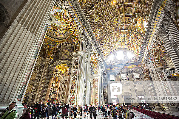 Sonnenlicht strömt in eine Kathedrale im Vatikan  Rom  Italien