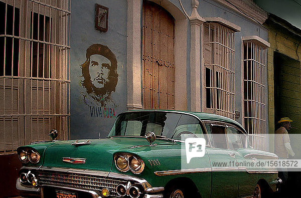 Oldtimer und Graffiti von Che Guevara auf der Straße  Trinidad  ï¾ Sanctiï¾ Spritusï¾ Provinz  Kuba
