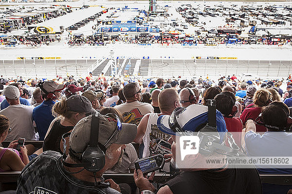 Zwei Männer beobachten und diskutieren das Rennen von der Tribüne aus  New Hampshire 301 NASCAR Sprint Cup