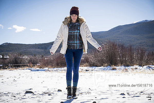 Frontansicht in voller Länge Schuss von einzelnen Frau zu Fuß im Freien im Winter