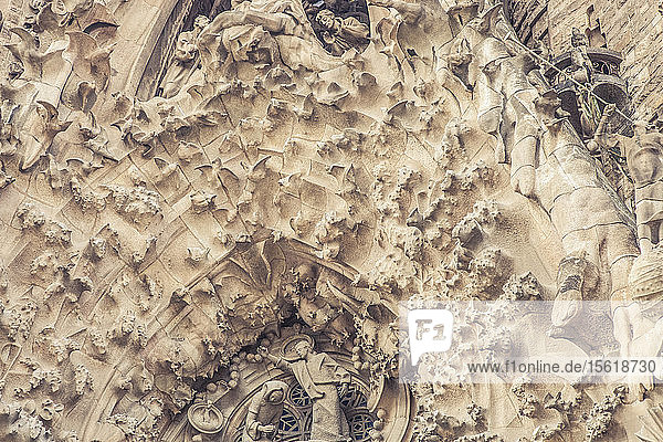 Fassade der Sagrada Fam?lia mit Statuen und Steinmetzarbeiten