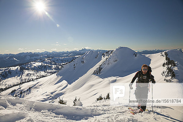 Ein Skifahrer nähert sich dem Gipfel der Gargoyles im Garibaldi Provincial Park  British Columbia  Kanada
