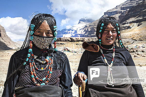 Khampa-Frauen im Dirapuk-Kloster in der Nähe des Mount Kailash