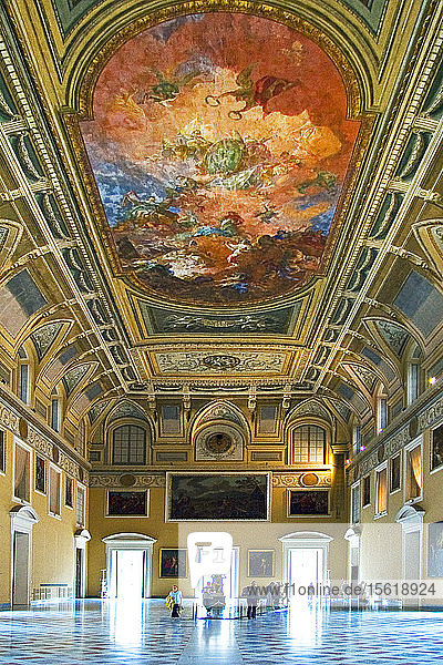 Ein farbenfrohes Fresko beherrscht die Decke des Saals der Sonnenuhr im Museo Archeologico Nazionale (Archäologisches Museum von Neapel) in Neapel  Italien
