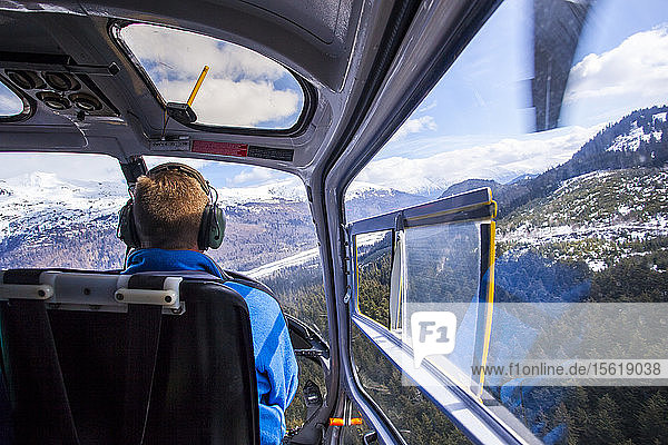 Ein Hubschrauberpilot fliegt an einem sonnigen Tag in Haines  Alaska  zurück zur Basis.